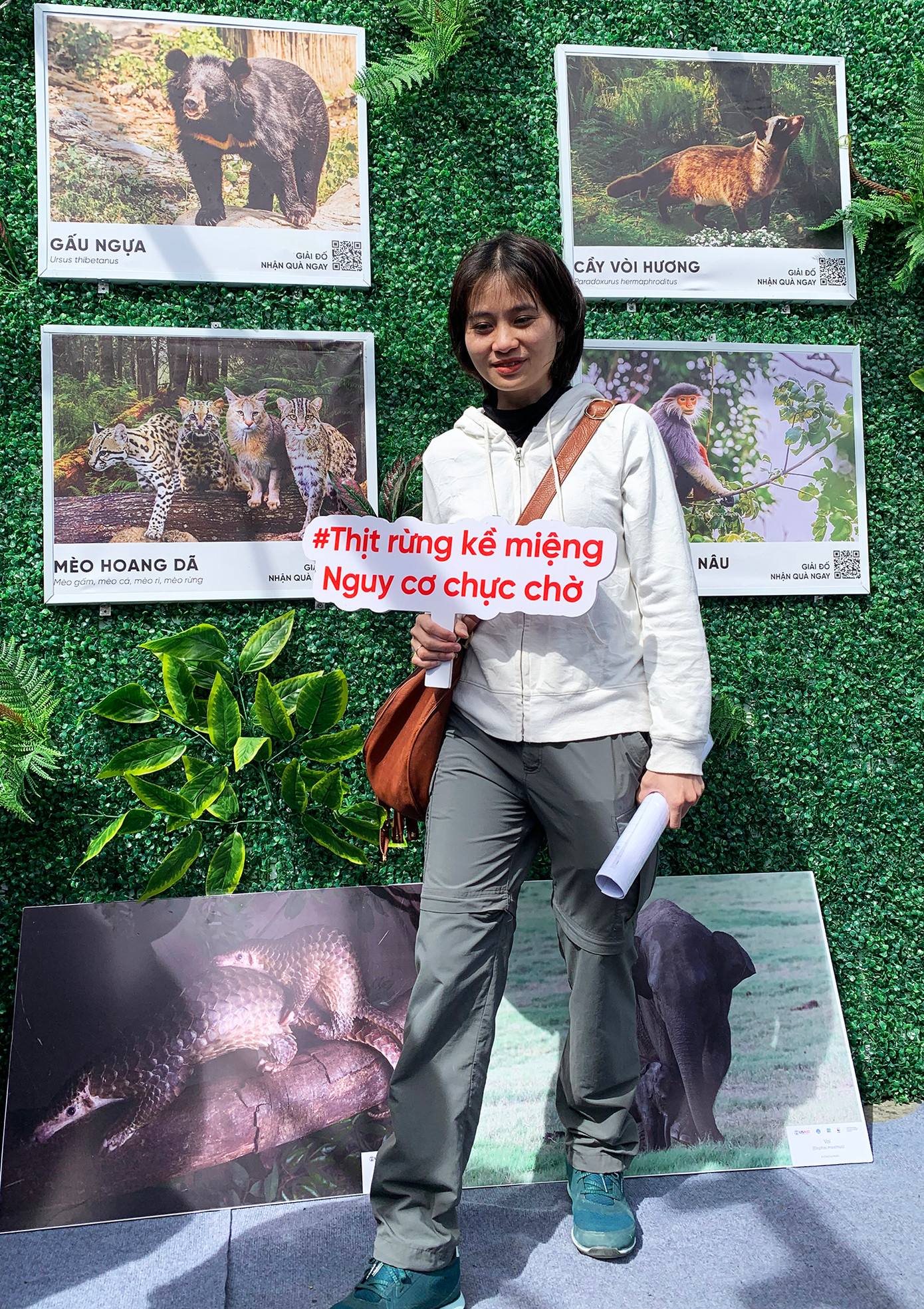 Bạn trẻ chụp ảnh lưu niệm, đồng thời truyền thông điệp không ăn thịt thú hoang dã.