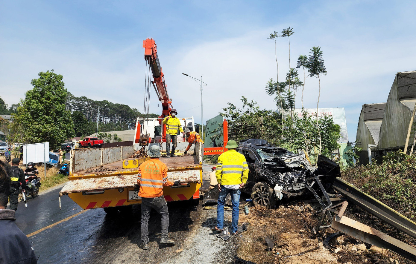 Cứu hộ vụ tai nạn liên hoàn trên đèo Mimosa Cứu hộ vụ tai nạn liên hoàn trên đèo Mimosa