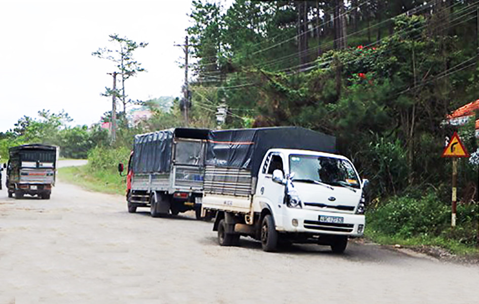 Lưu lượng xe cộ lưu thông trên đèo Mimosa rất lớn, nhất là xe tải Lưu lượng xe cộ lưu thông trên đèo Mimosa rất lớn, nhất là xe tải