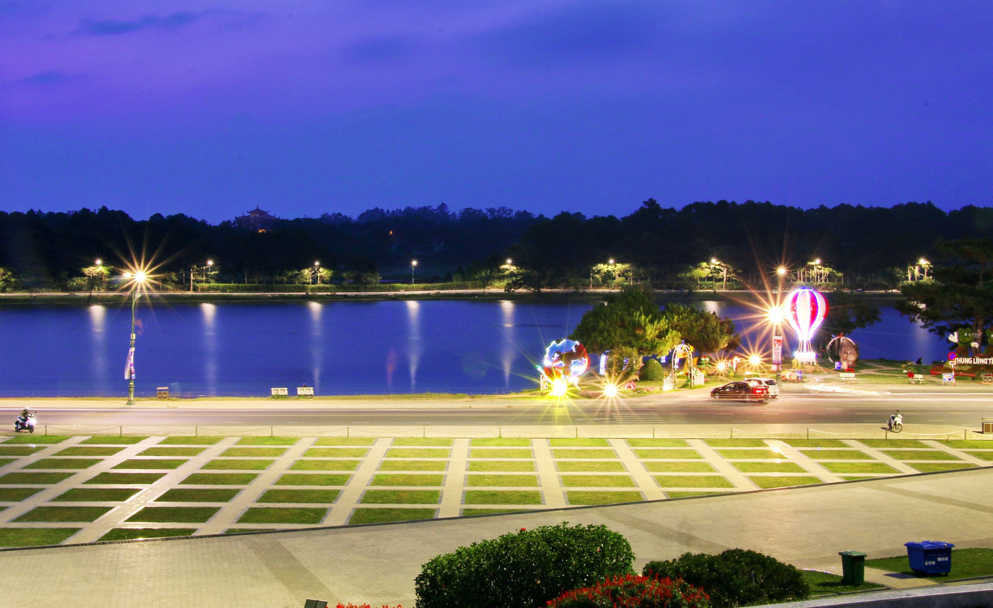 Ban đêm, hồ Xuân Hương thơ mộng nhưng rất lạnh