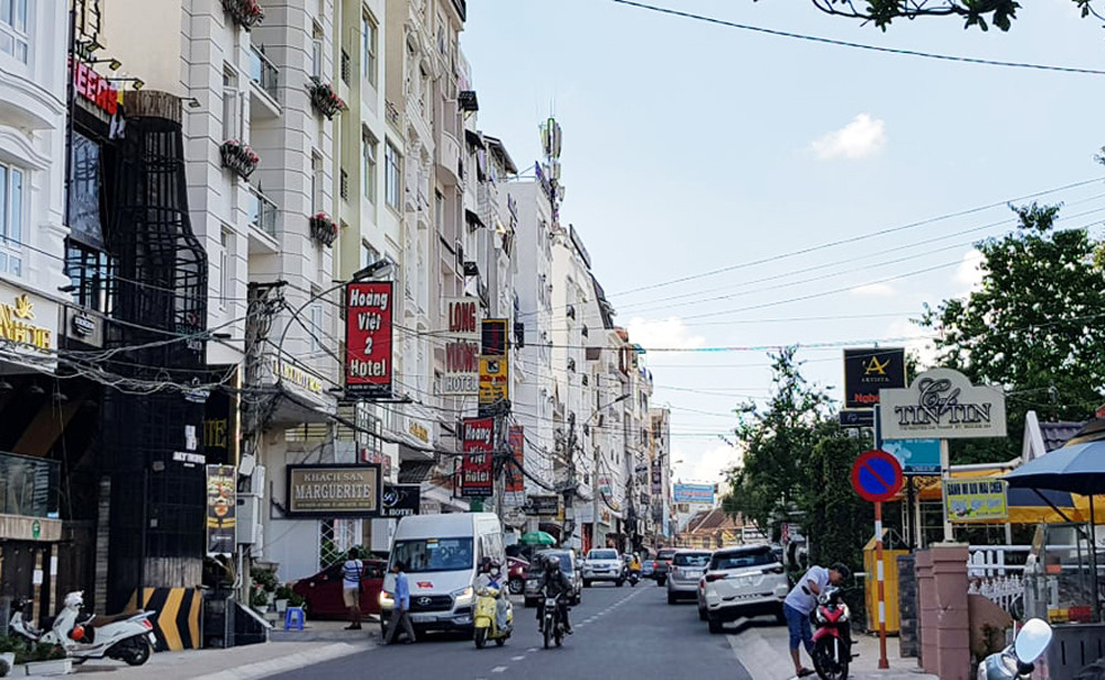 Phố khách sạn đường Nguyễn Chí Thanh luôn đông khách dịp Tết.