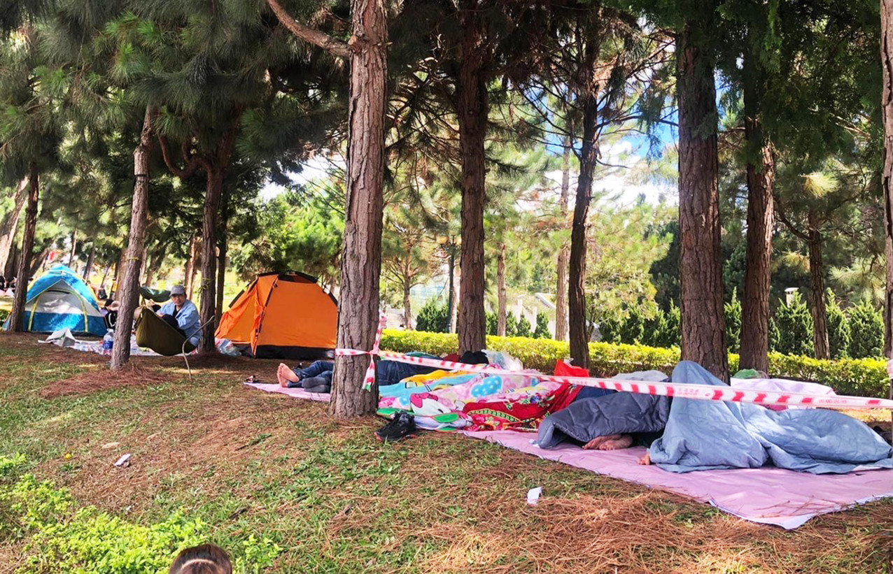 Dựng lều ngủ qua đêm trong công viên ven hồ Xuân Hương gây mất mỹ quan.