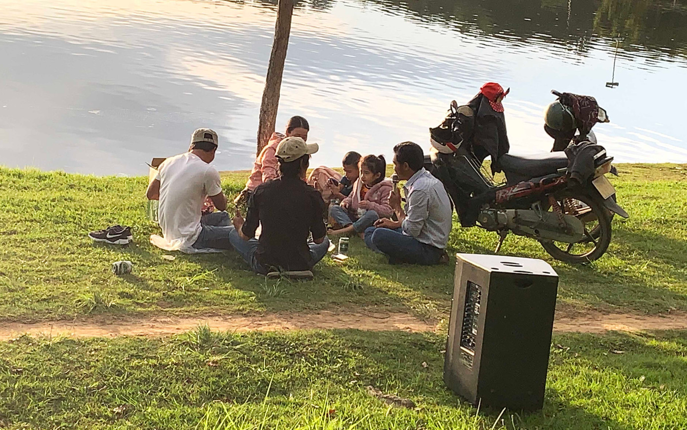 Hát karaoke gây ồn ào nơi công cộng.