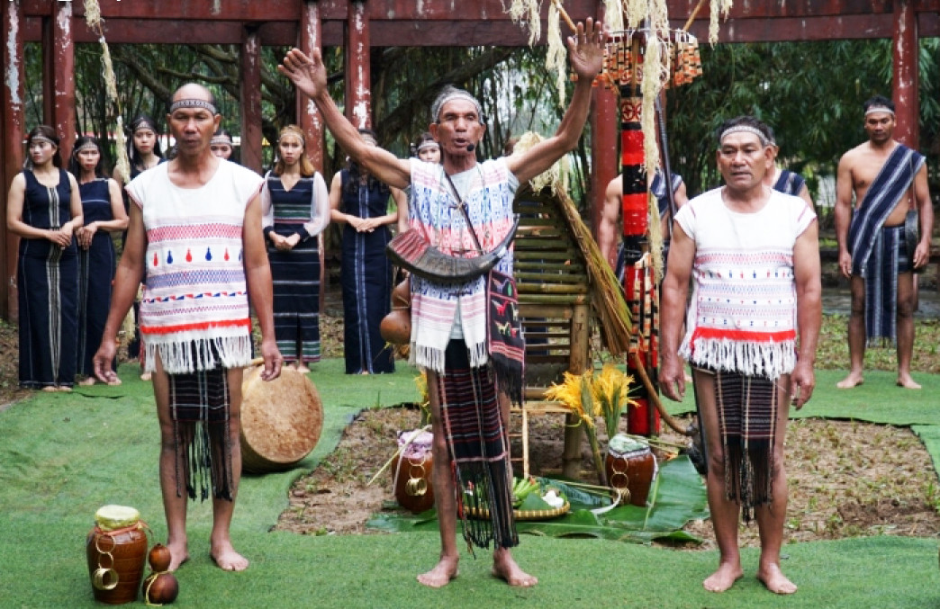 Nghệ nhân ưu tú K’Tiếu (giữa) tuyên bố khai hội Nghệ nhân ưu tú K’Tiếu (giữa) tuyên bố khai hội