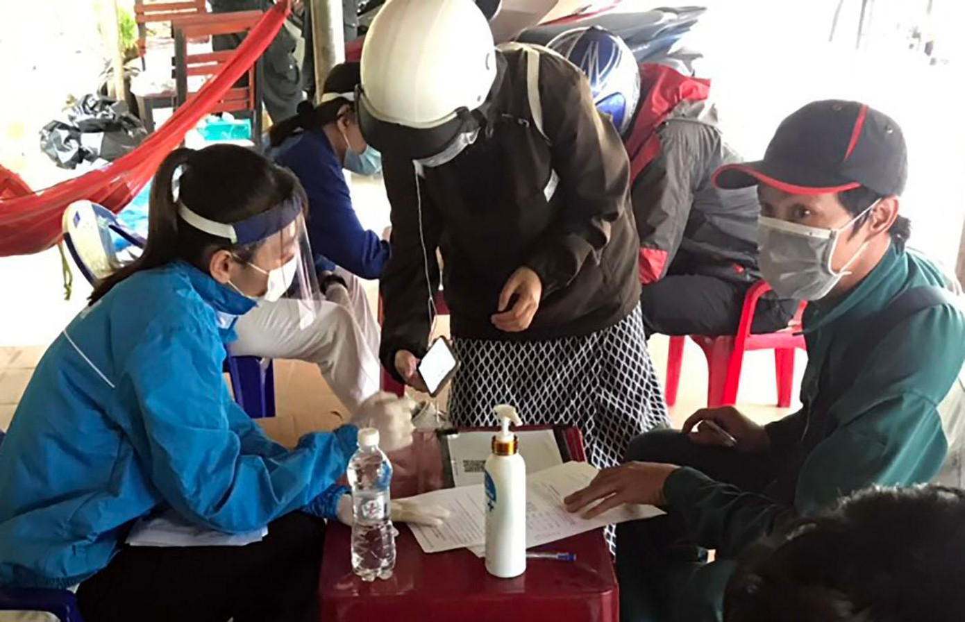 Khuyến khích đeo “tấm kính chắn giọt bắn” khi tiếp xúc với người khác Khuyến khích đeo “tấm kính chắn giọt bắn” khi tiếp xúc với người khác