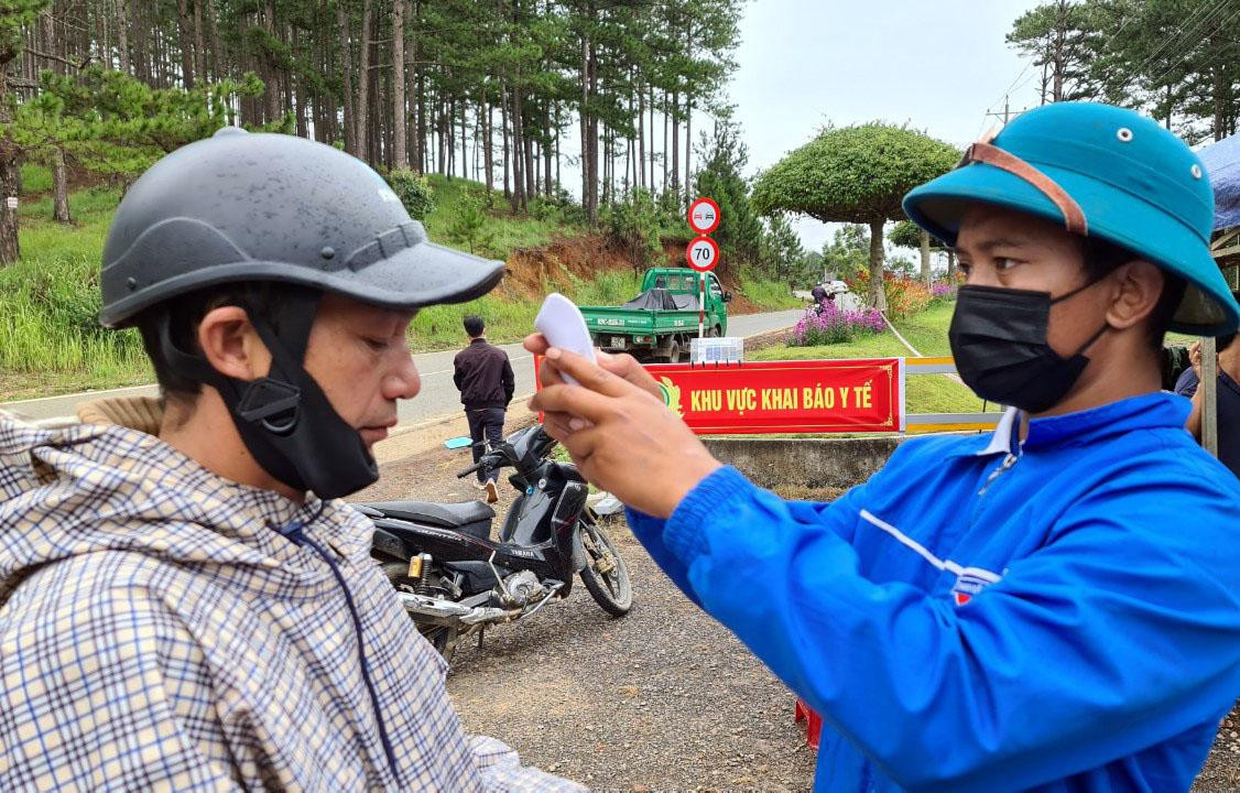 Đo thân nhiệt tại chốt kiểm soát dịch COVID-19