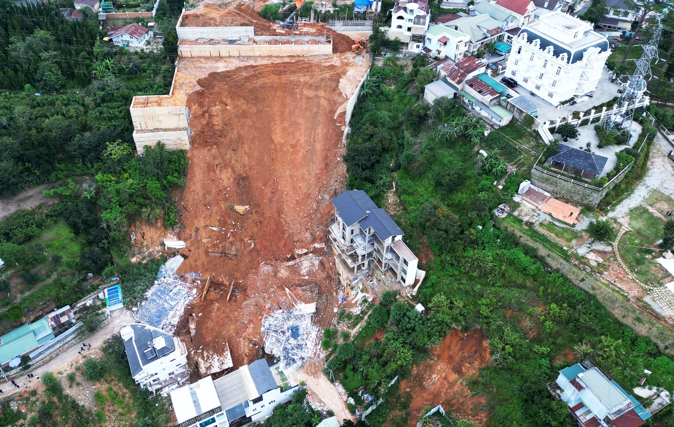 Vụ sạt lở đất gây hậu quả nghiêm trọng tại hẻm Hoàng Hoa Thám, TP Đà Lạt