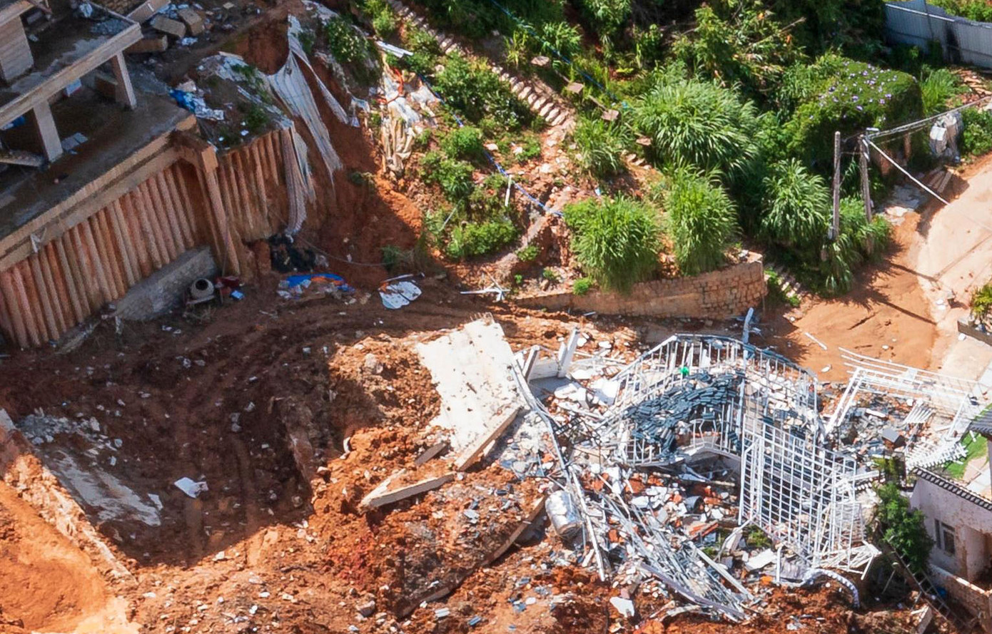 Ngôi nhà kiên cố thành đống đổ nát