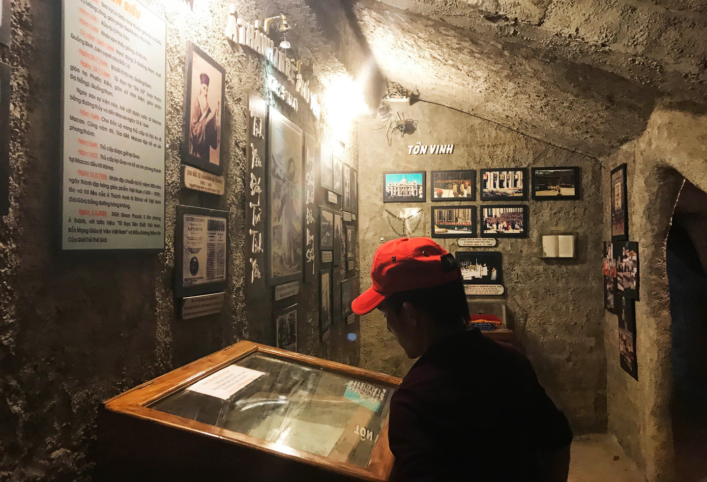 Du khách tham quan hang thánh đường Du khách tham quan hang thánh đường