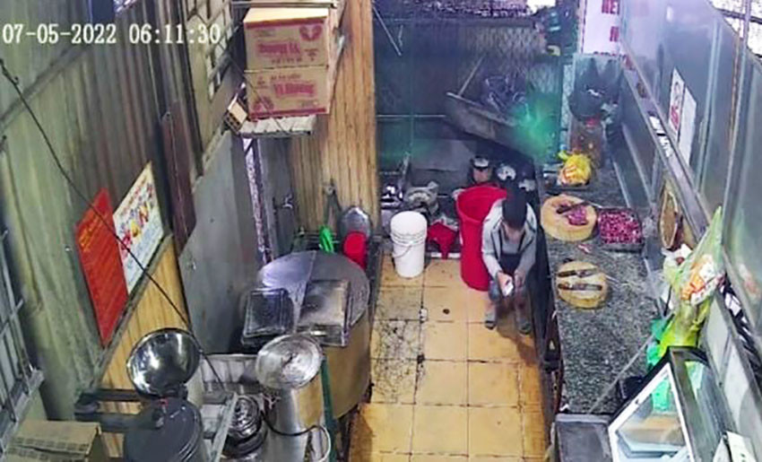 Hiện trường vụ Nguyễn Văn Tiến dùng súng tự chế bắn vào quán bò tơ Dã Chiến. Ảnh cắt từ clip