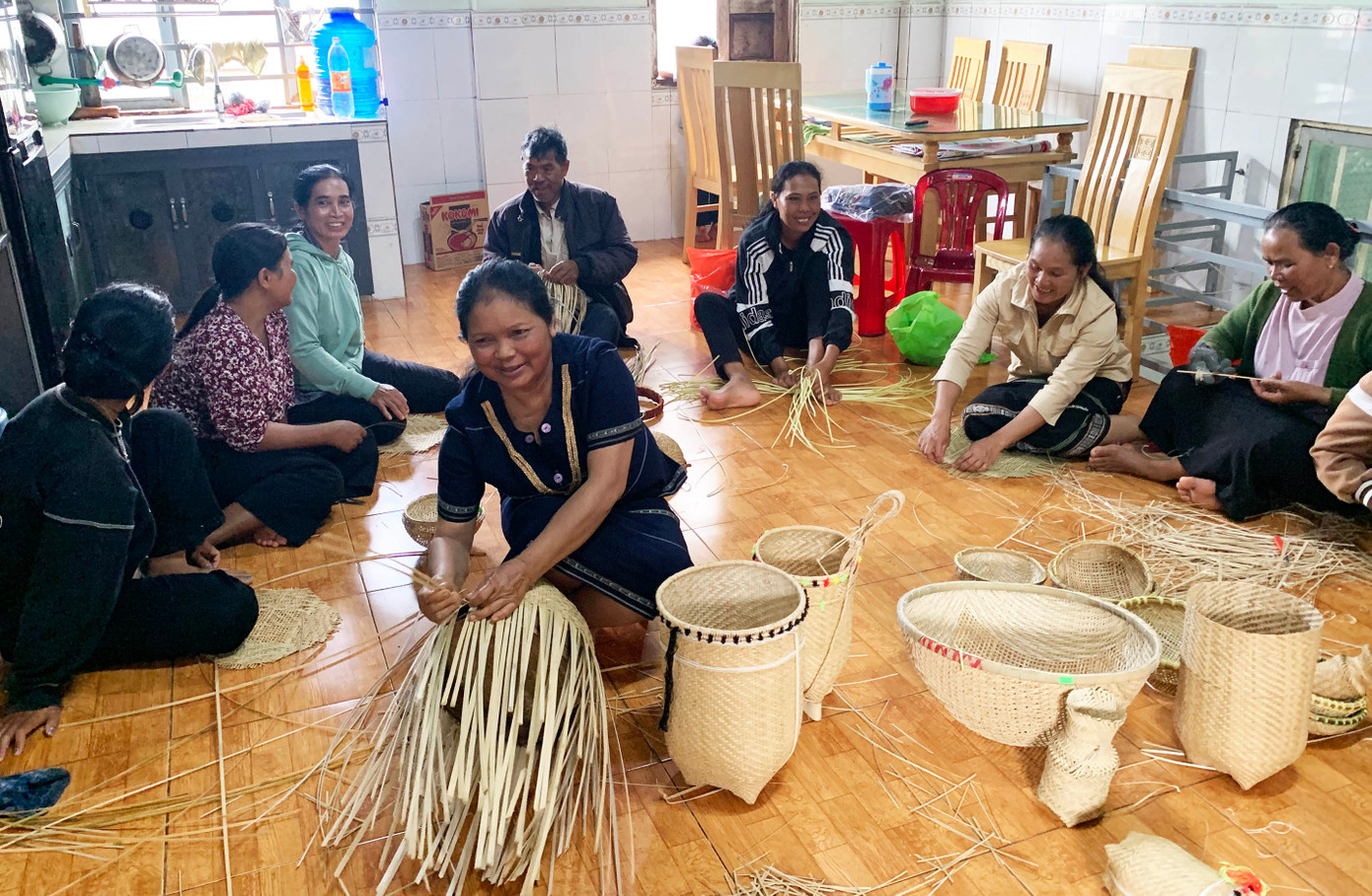 Lớp dạy nghề đan lát ở xã Đinh Lạc Lớp dạy nghề đan lát ở xã Đinh Lạc