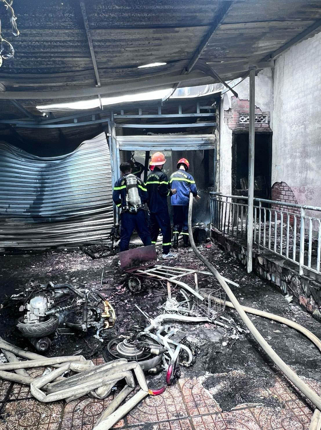 Nỗ lực dập tắt đám cháy, không để lan sang các ngôi nhà bên cạnh