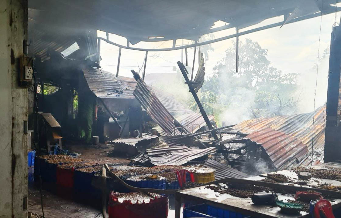Nhà xưởng gần như bị cháy rụi