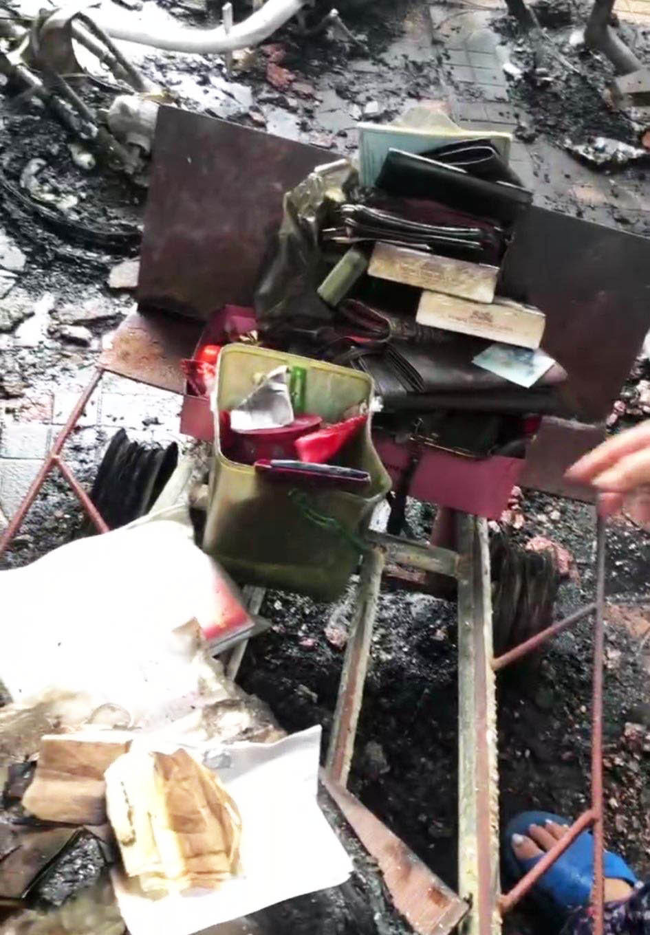 Một số tài sản, vật dụng được đưa ra khỏi đám cháy