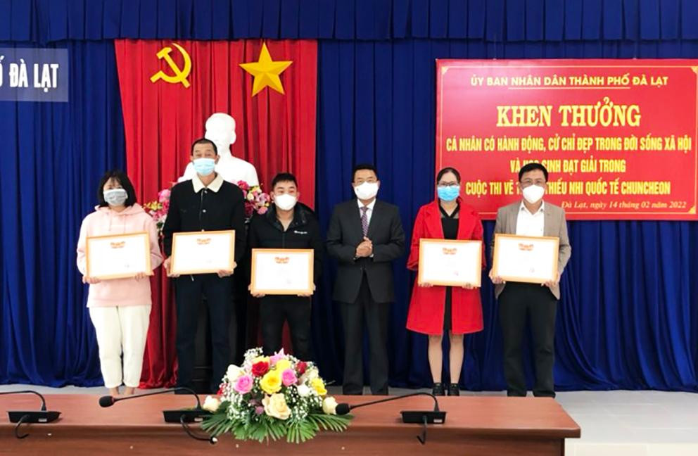 Chủ tịch TP Đà Lạt khen thưởng kịp thời những người dân có cử chỉ đẹp