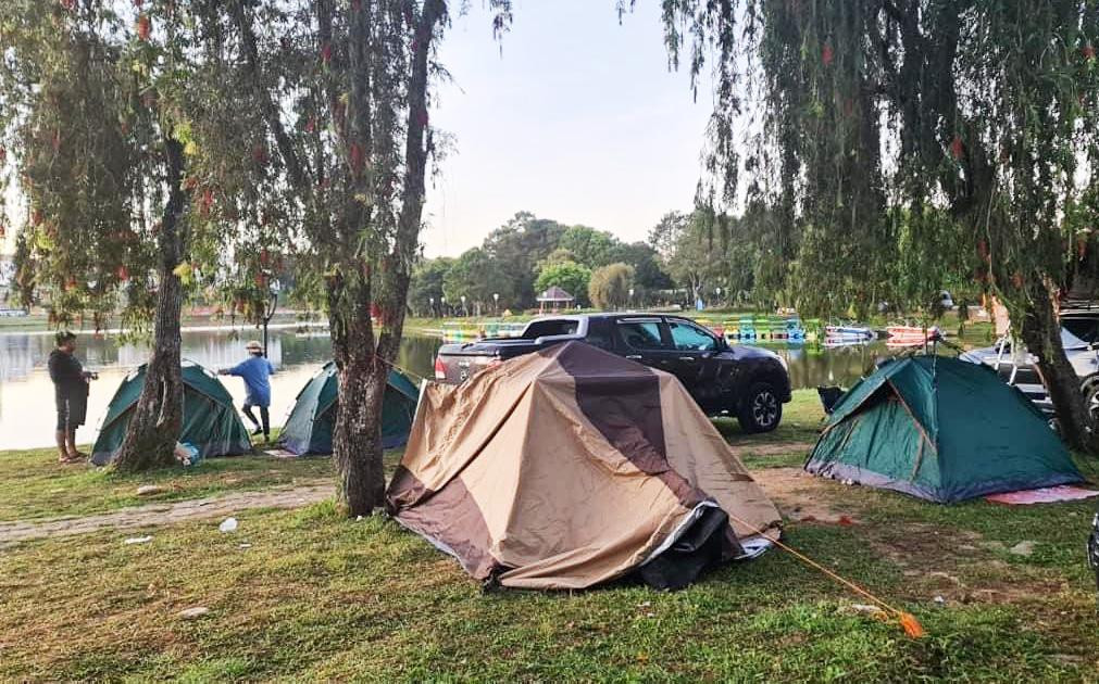 Du khách dựng trại ngủ bên hồ Xuân Hương dịp Tết Nhâm Dần 2022