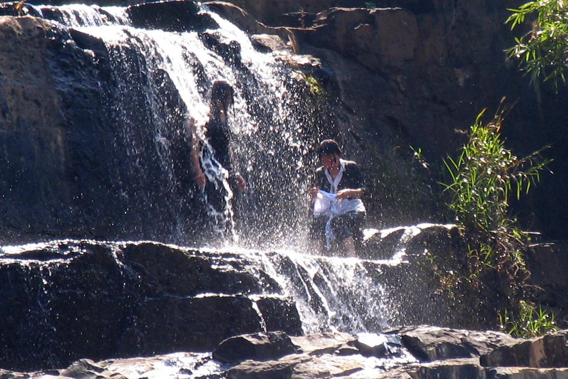 Tắm thác để cầu may