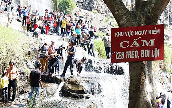 Thác nước rất cao, nguy hiểm