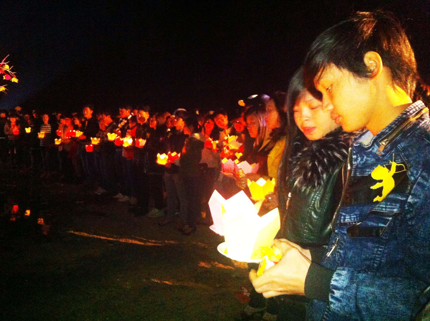 Thắp sáng hoa đăng để ước nguyện cầu duyên