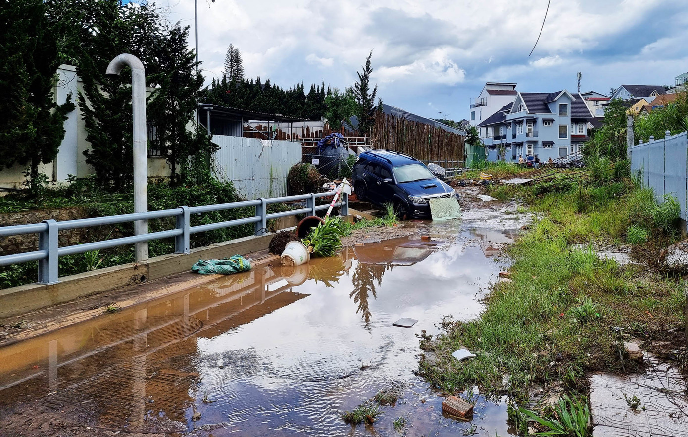 Chiếc ô tô bị cuốn trôi 10m