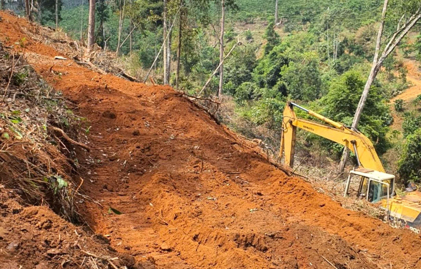 Dùng xe máy múc san ủi, lấn chiếm đất rừng