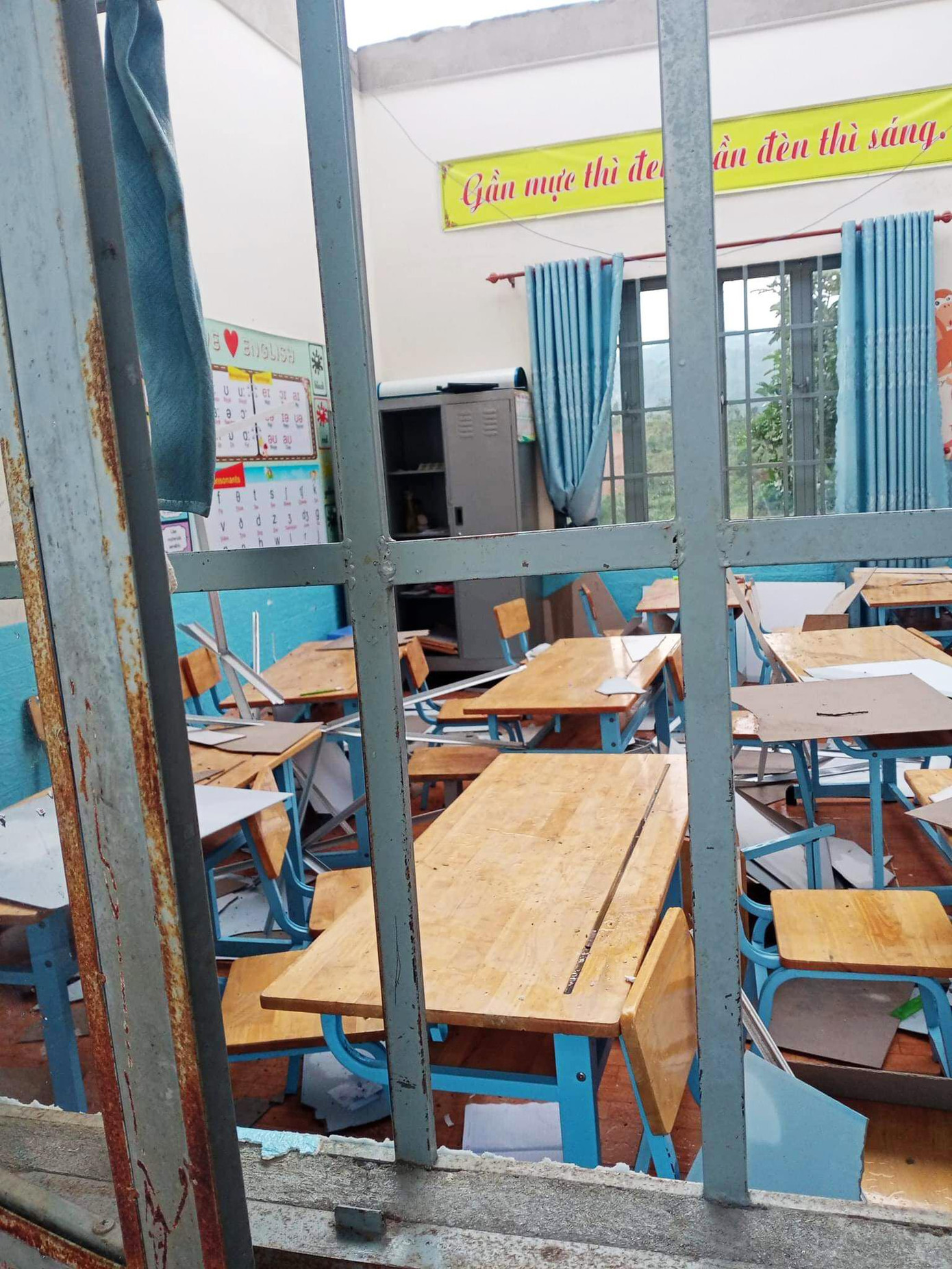 Các thanh nhôm từ trần nhà rơi xuống làm học sinh bị thương