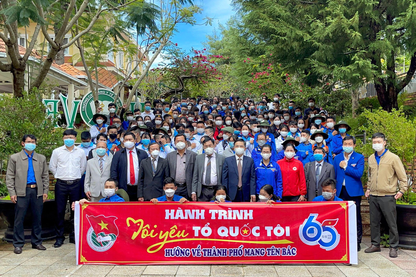 Lãnh đạo tỉnh và các ban ngành tiễn các thanh niên tình nguyện lên đường đến TP.HCM