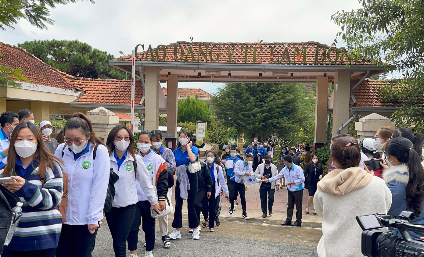 Nhiều sinh viên tình nguyện đi chống dịch