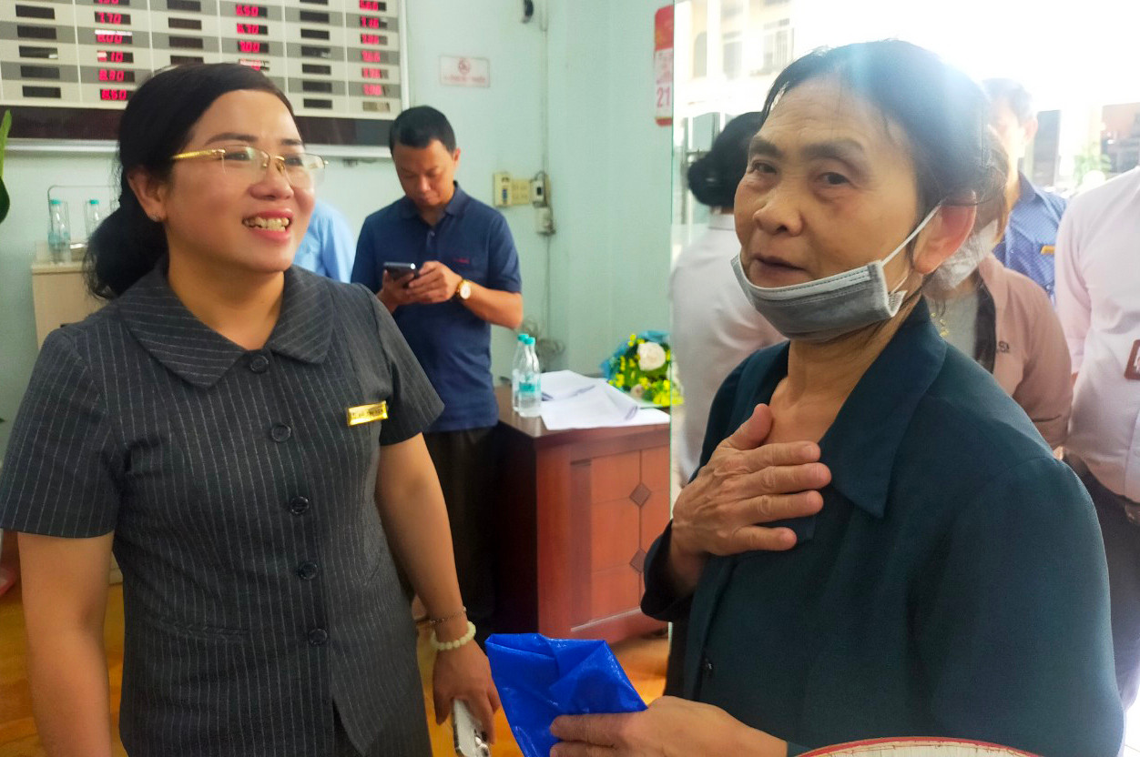 Bà Yên (ngoài cùng bên trái) đang làm việc tại Quỹ TDND phường II chứ không bỏ trốn như tin đồn Bà Yên (ngoài cùng bên trái) đang làm việc tại Quỹ TDND phường II chứ không bỏ trốn như tin đồn