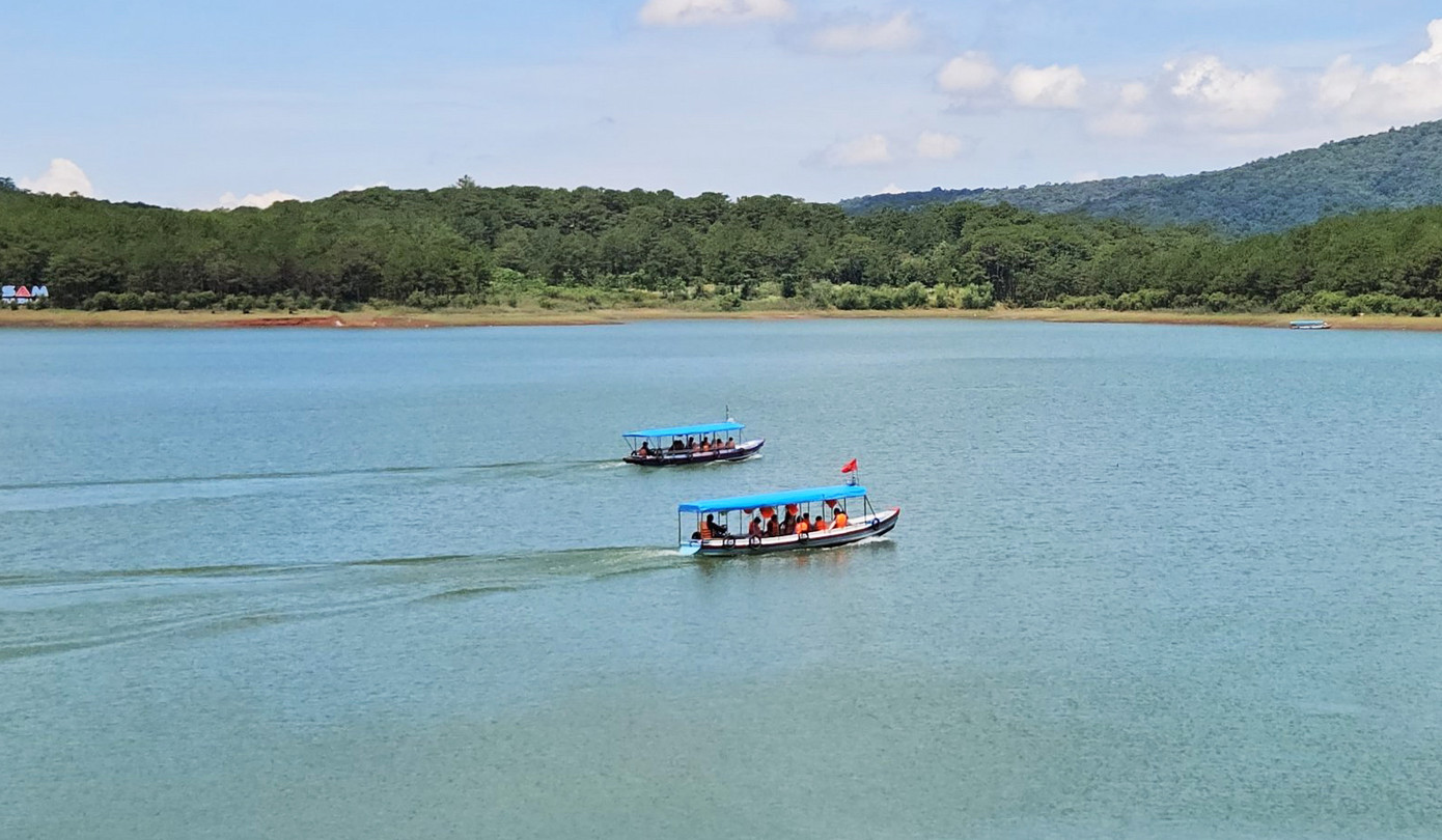 Thuyền đưa khách tham quan tại Khu du lịch quốc gia ở Đà Lạt