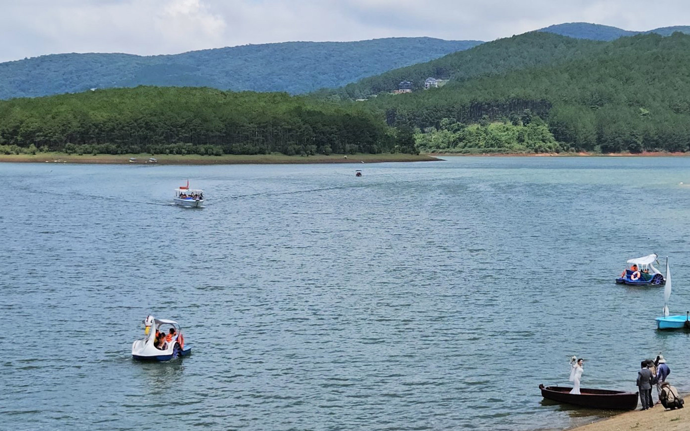 Thuyền và pedalo hoạt động trên hồ Tuyền Lâm
