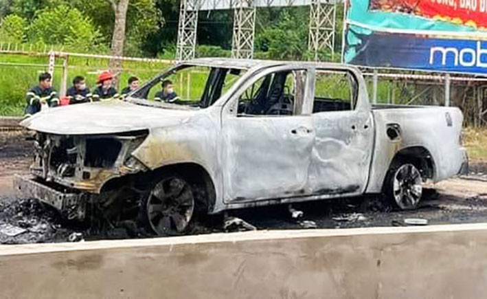 Chiếc ô tô bị cháy rụi