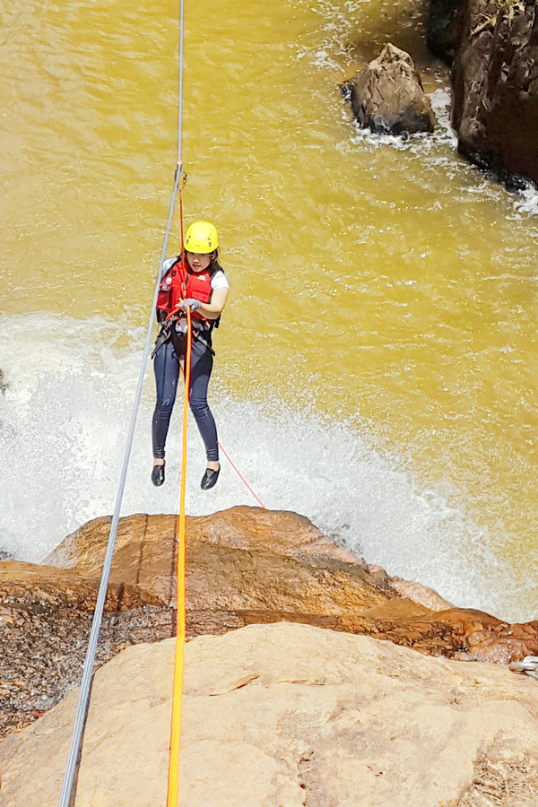 Trượt zipline vượt thác.