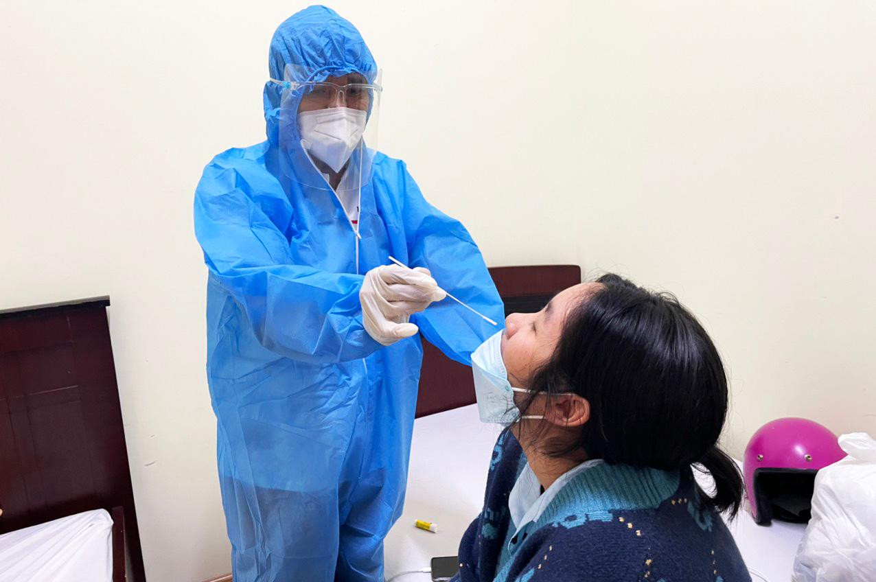 Lấy mẫu xét nghiệm SARS-CoV-2 cho bệnh nhân COVID-19 điều trị tại nhà