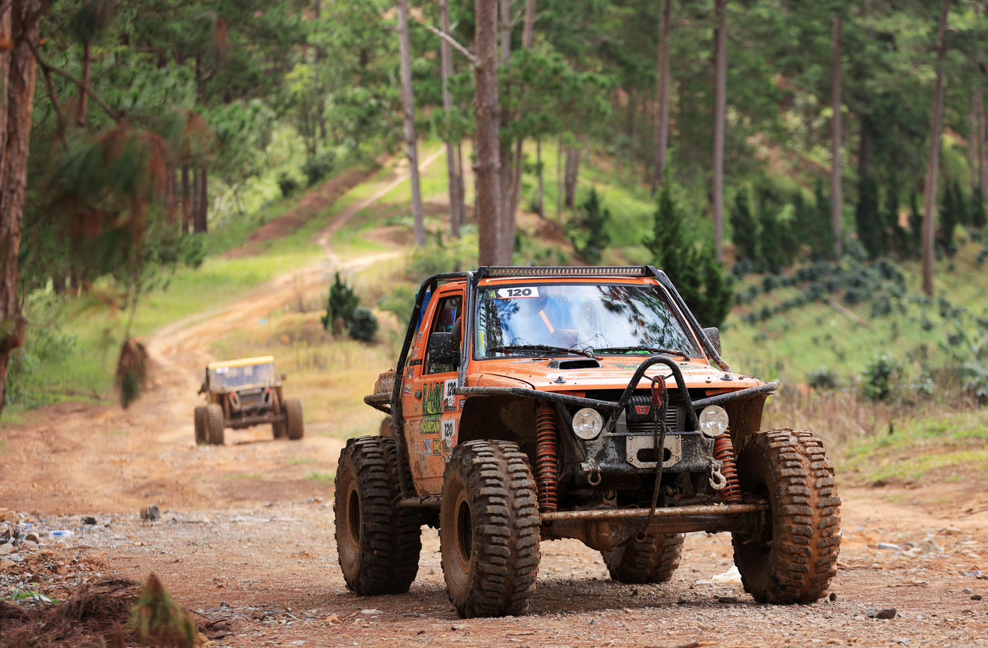 Đường đua chủ yếu ở trong rừng