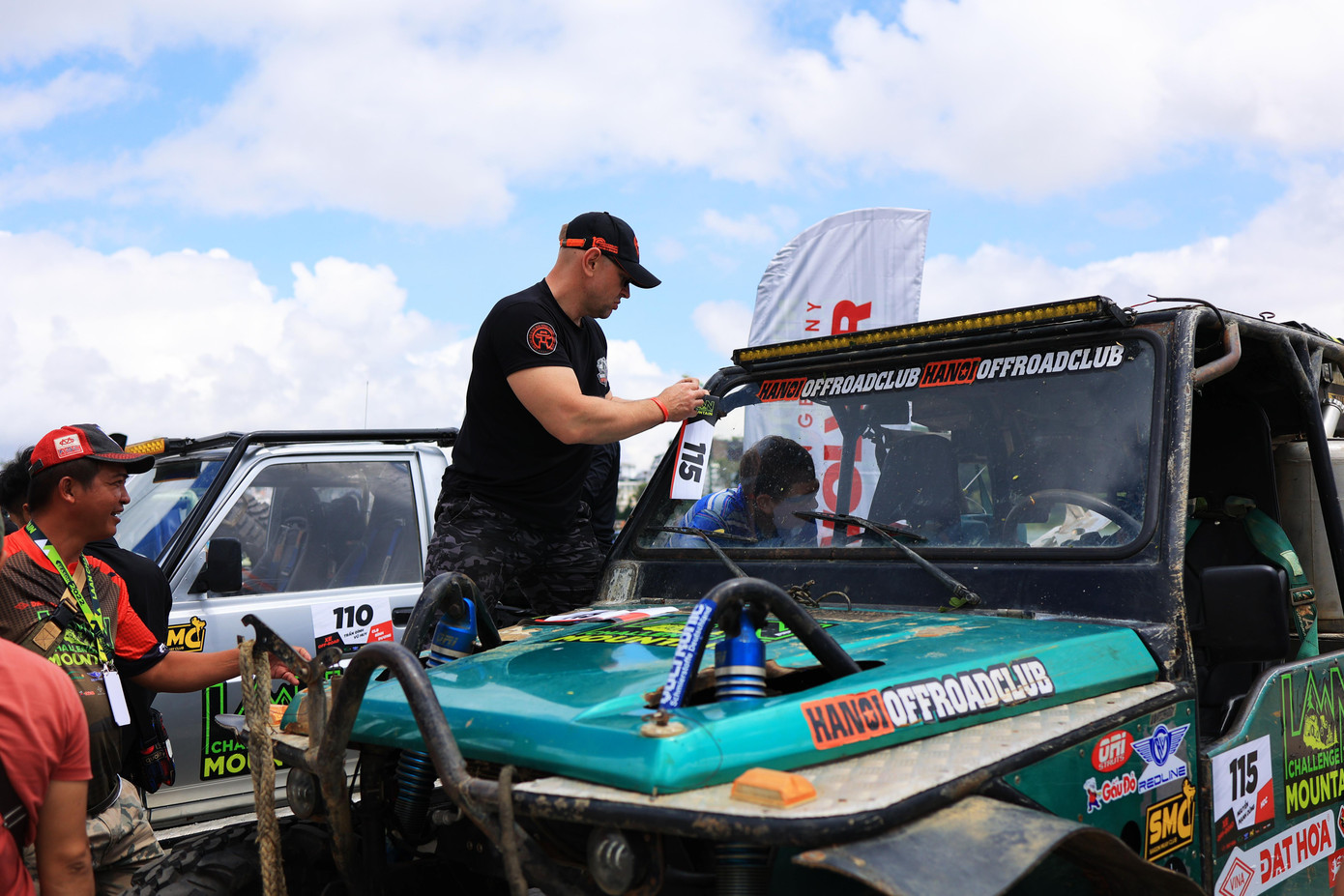 VĐV nước ngoài tút lại xe để tham dự cuộc đua