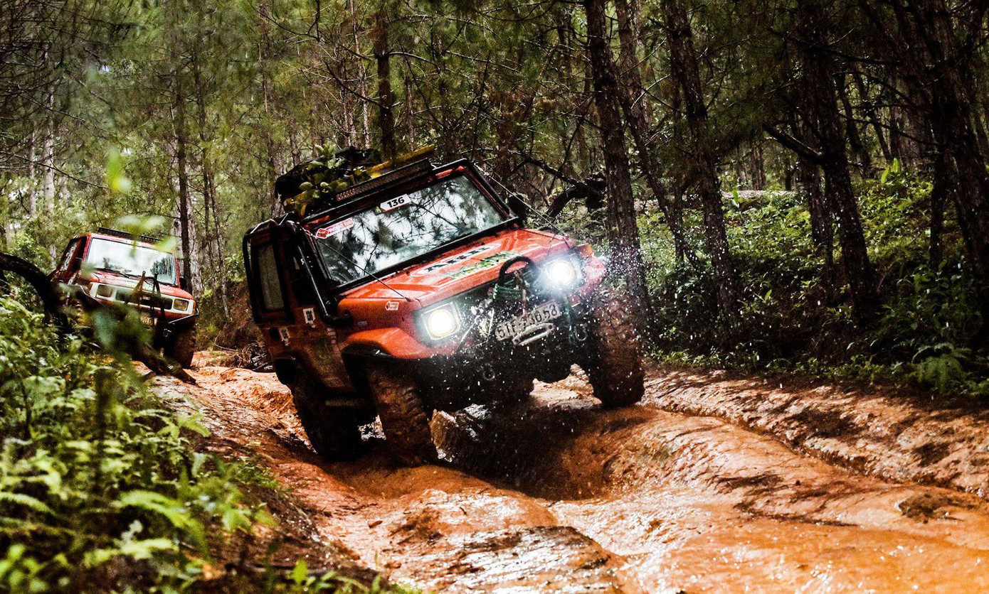 Mưa kéo dài khiến đường rừng thêm lầy lội, trơn trượt