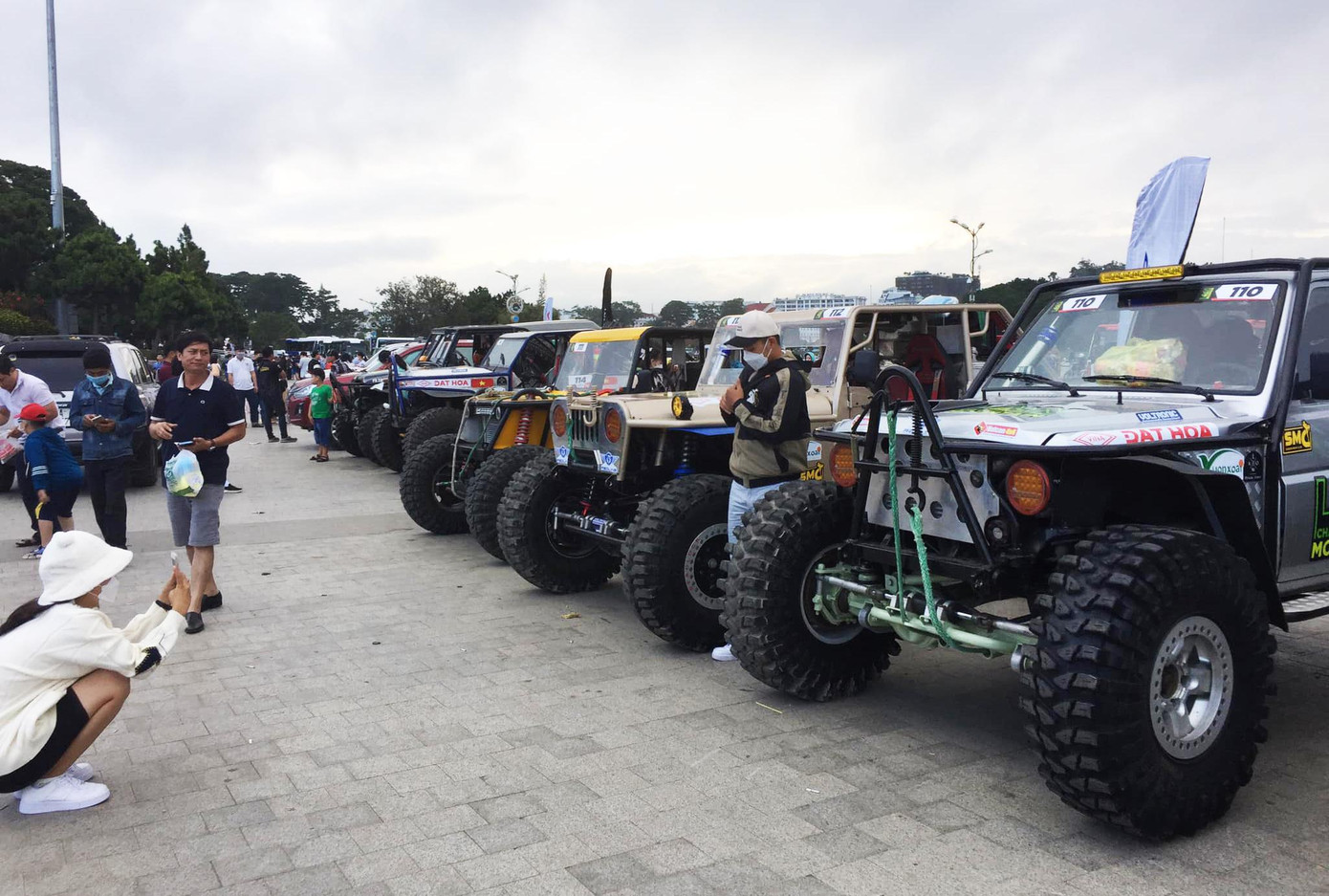 Chụp ảnh lưu niệm cùng dàn xe ô tô địa hình