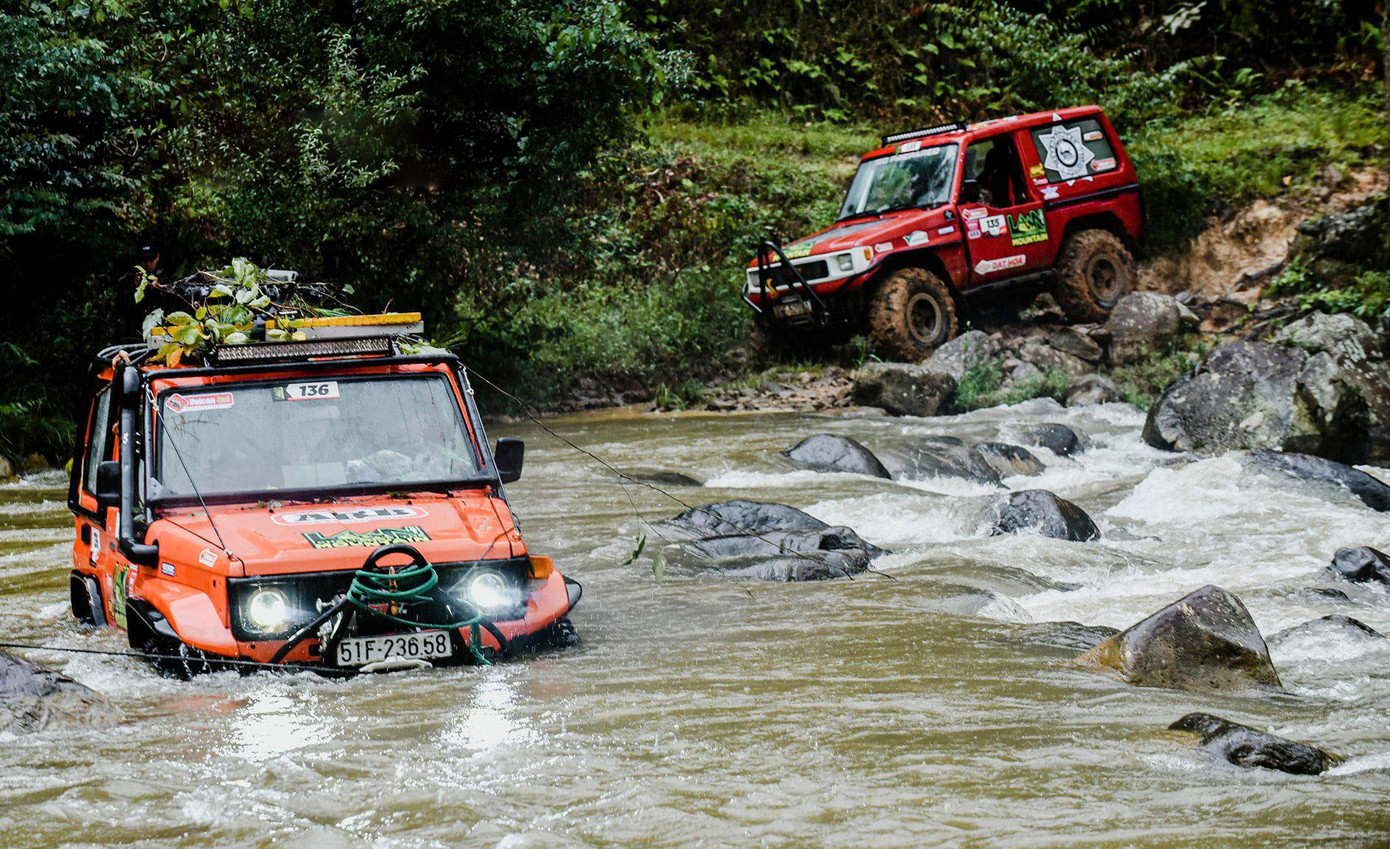Ô tô địa hình chinh phục chặng đua nhiều thử thách ở Lâm Đồng