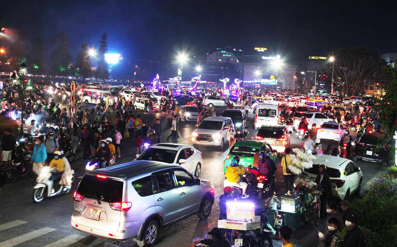 Xe di chuyển chậm chạp ở trung tâm TP Đà Lạt vào lúc cao điểm du lịch