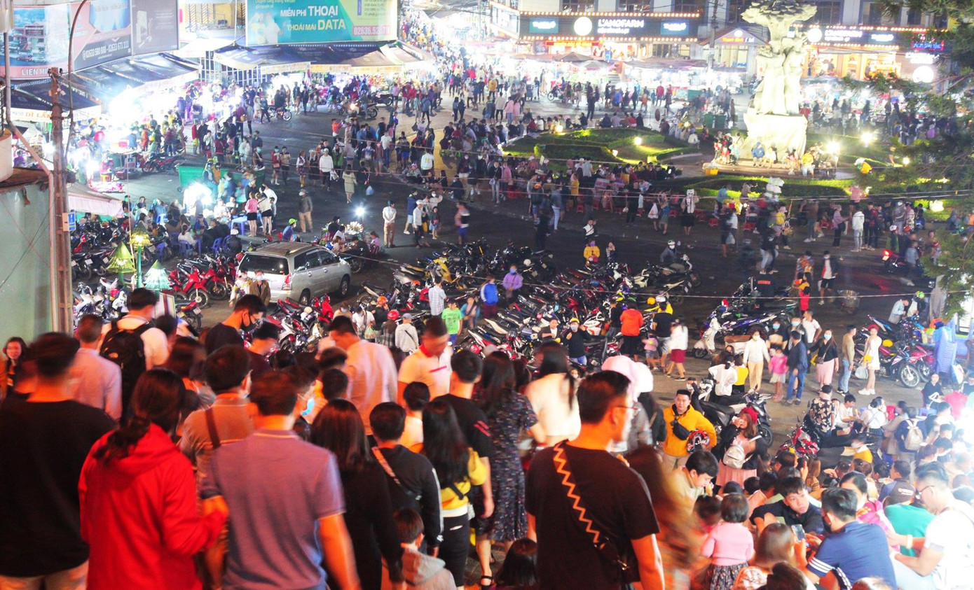 Chợ đêm Đà Lạt thu hút đông khách du lịch trong dịp Tết
