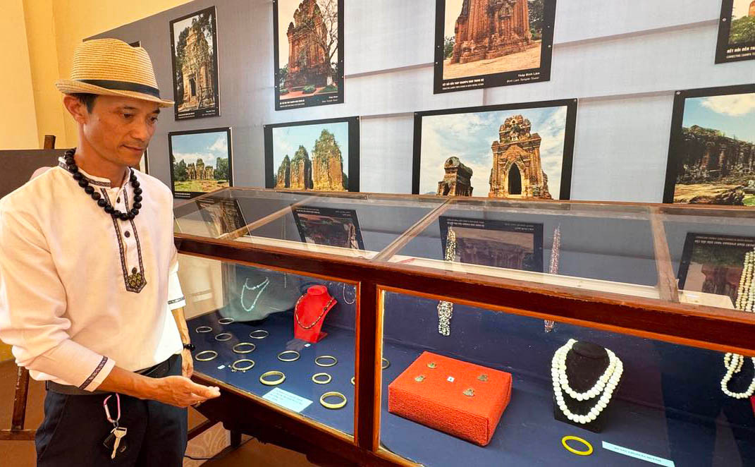 Ông Dũng tại gian trưng bày các hiện vật của mình Ông Dũng tại gian trưng bày các hiện vật của mình