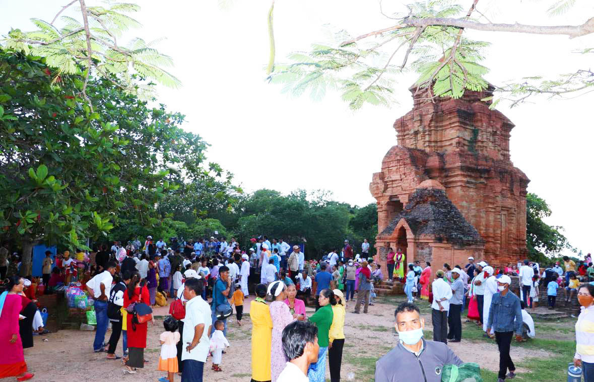 Lễ hội tại tháp Pô Sah Inư Lễ hội tại tháp Pô Sah Inư