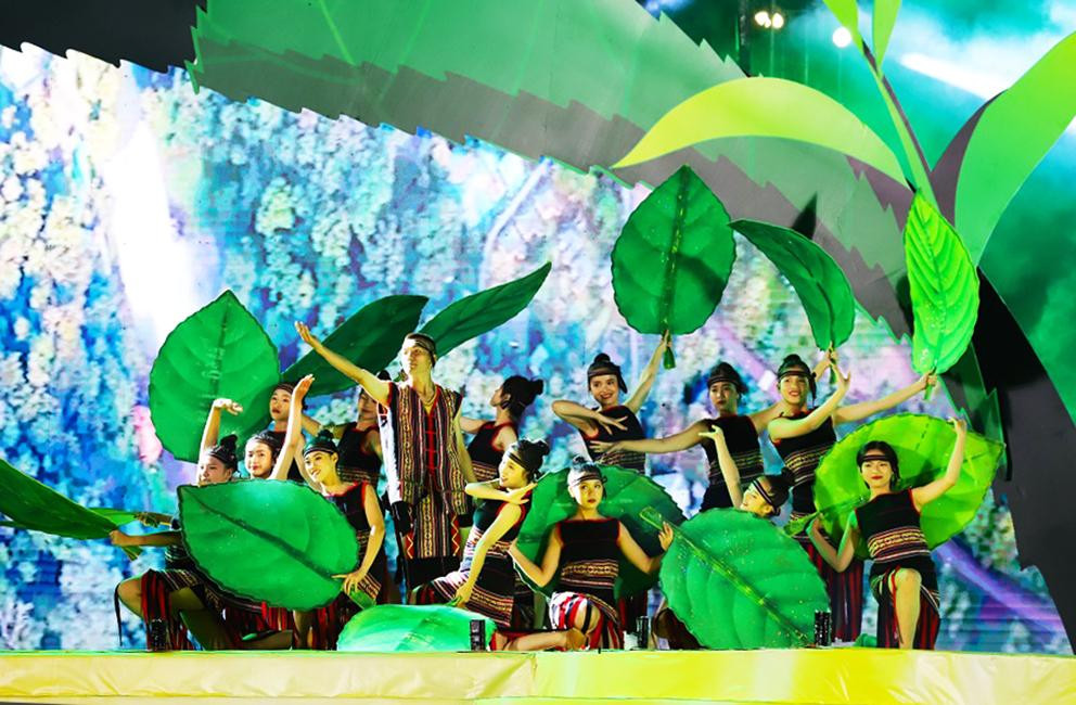 Một tiết mục biểu diễn trong Chương trình nghệ thuật "Bảo Lộc-Hương trà, sắc tơ"