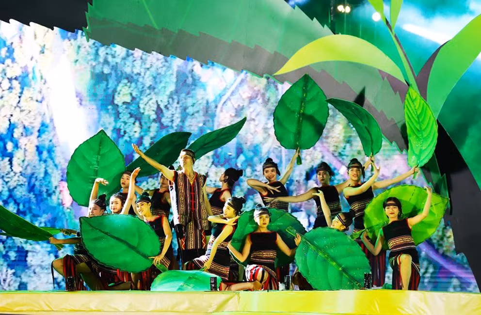 Một tiết mục biểu diễn trong Chương trình nghệ thuật "Bảo Lộc-Hương trà, sắc tơ"