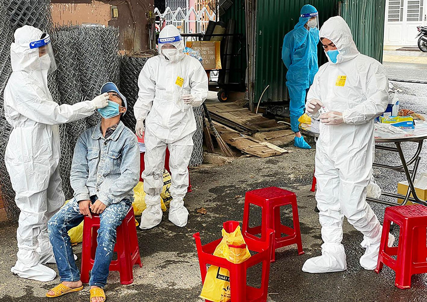 Lấy mẫu xét nghiệm cho người dâng ở đường Nguyễn Trung Trực Lấy mẫu xét nghiệm cho người dâng ở đường Nguyễn Trung Trực