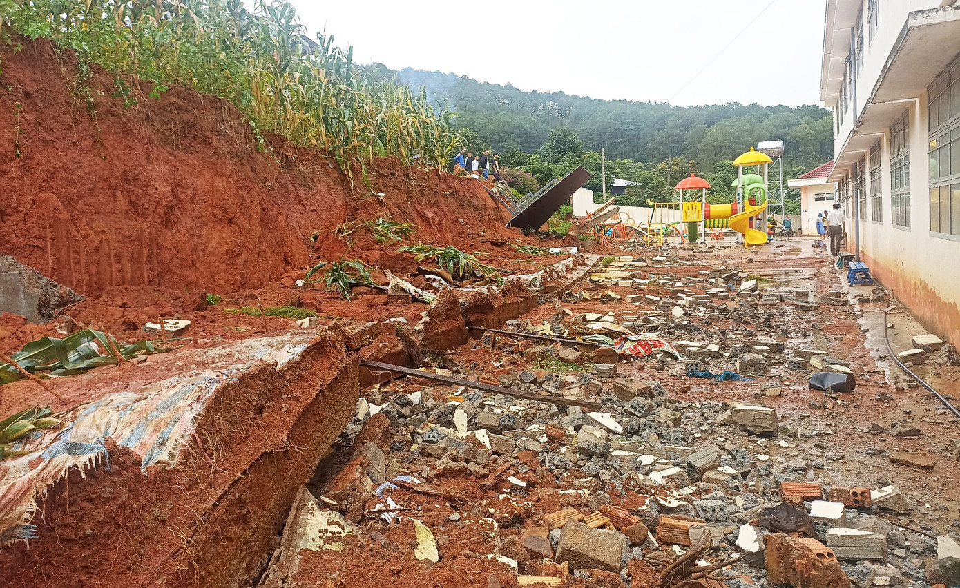 Hiện trường vụ sập tường của trường tiểu học