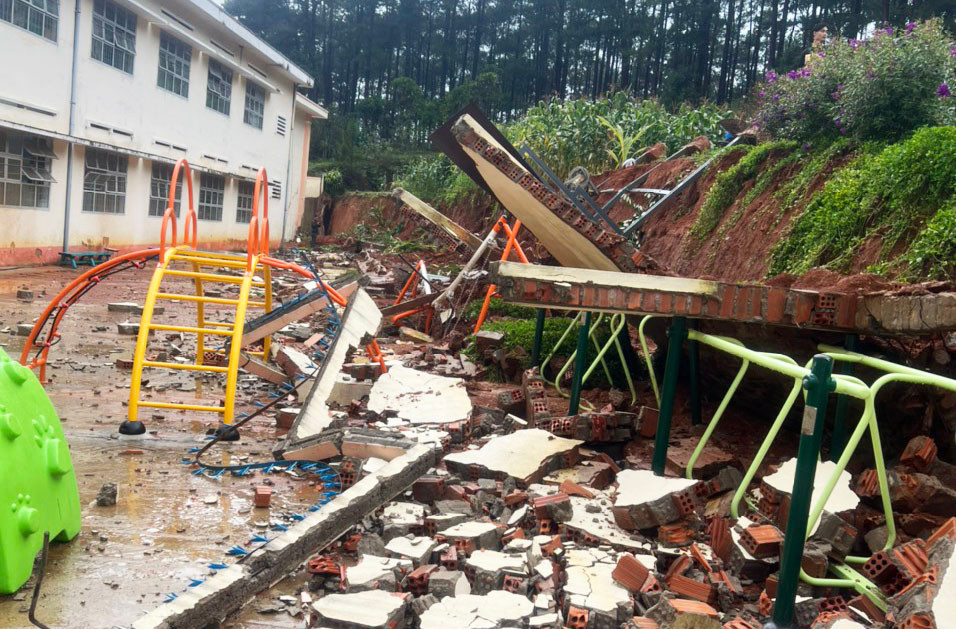 Tường rào đổ sập vào khu vui chơi của Trường Tiểu học Nam Ban 1