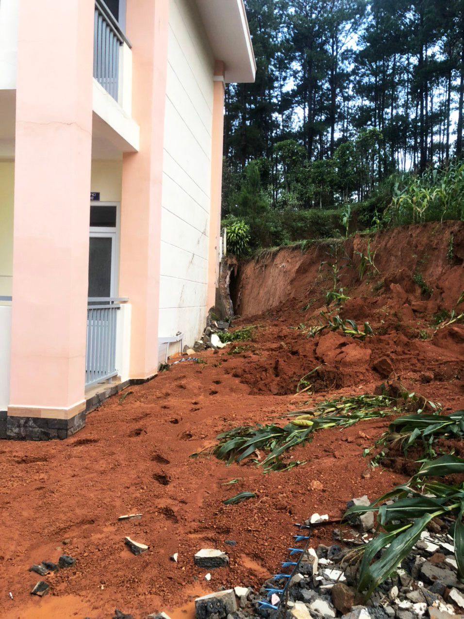 Tường bị sập sát với dãy phòng học