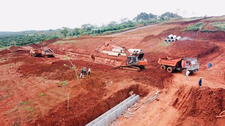 Dùng phương tiện cơ giới san gạt các ngọn đồi